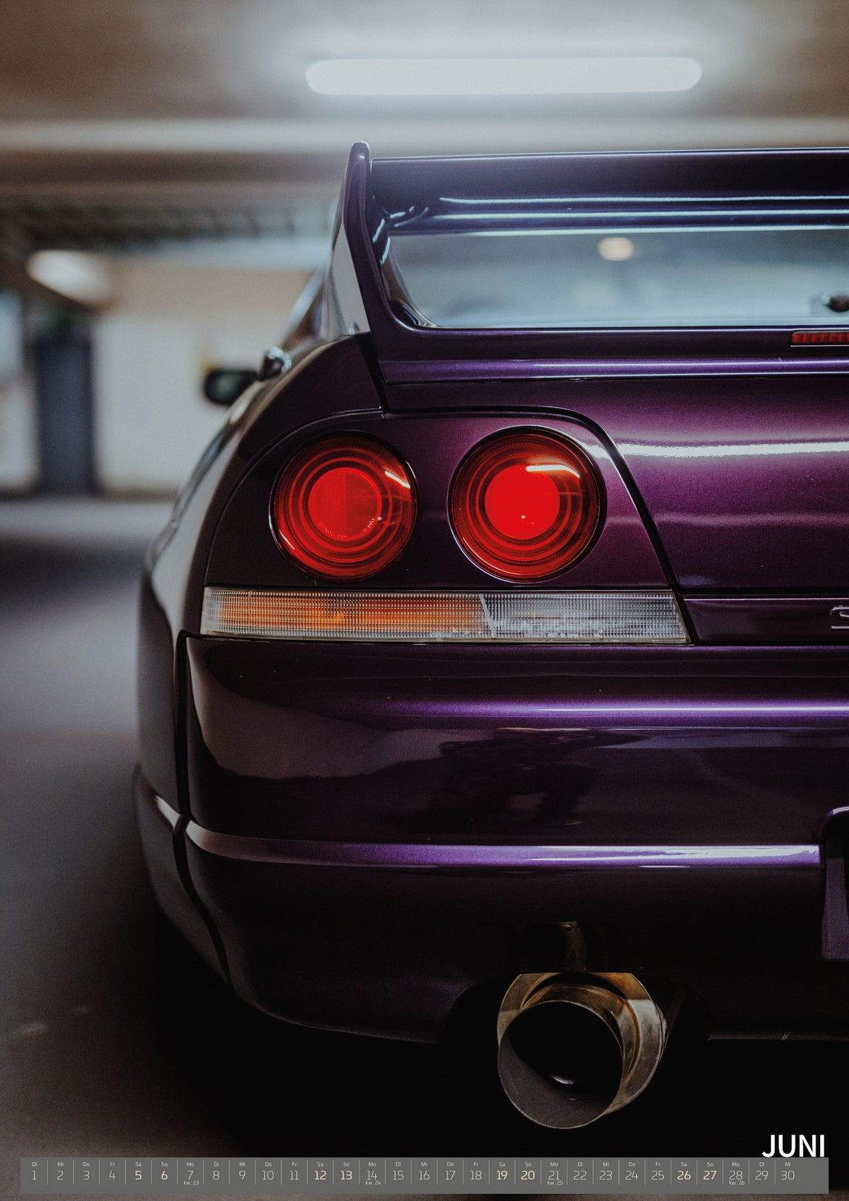 Midnight Purple I Kalender 2027 – Juni: Die vertikale Detailaufnahme zeigt Heckleuchte, violetten Stoßfänger und großes Auspuffendrohr des Nissan Skyline R33