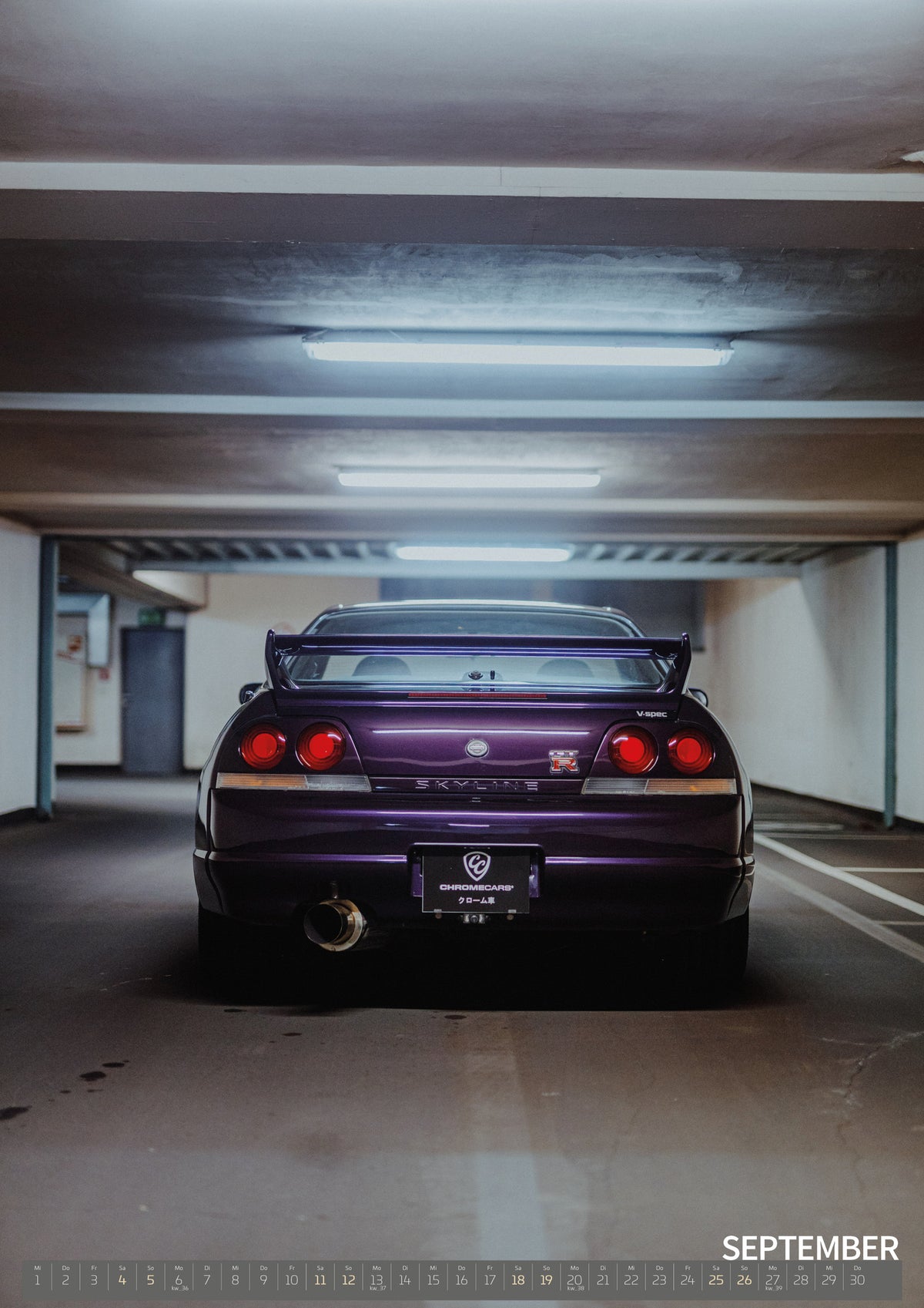 Midnight Purple I Kalender 2027 – September: Der Nissan Skyline R33 ist im Hochformat von hinten in einer langen, leeren Parkhausspur platziert; die Lichtbänder ziehen nach vorn