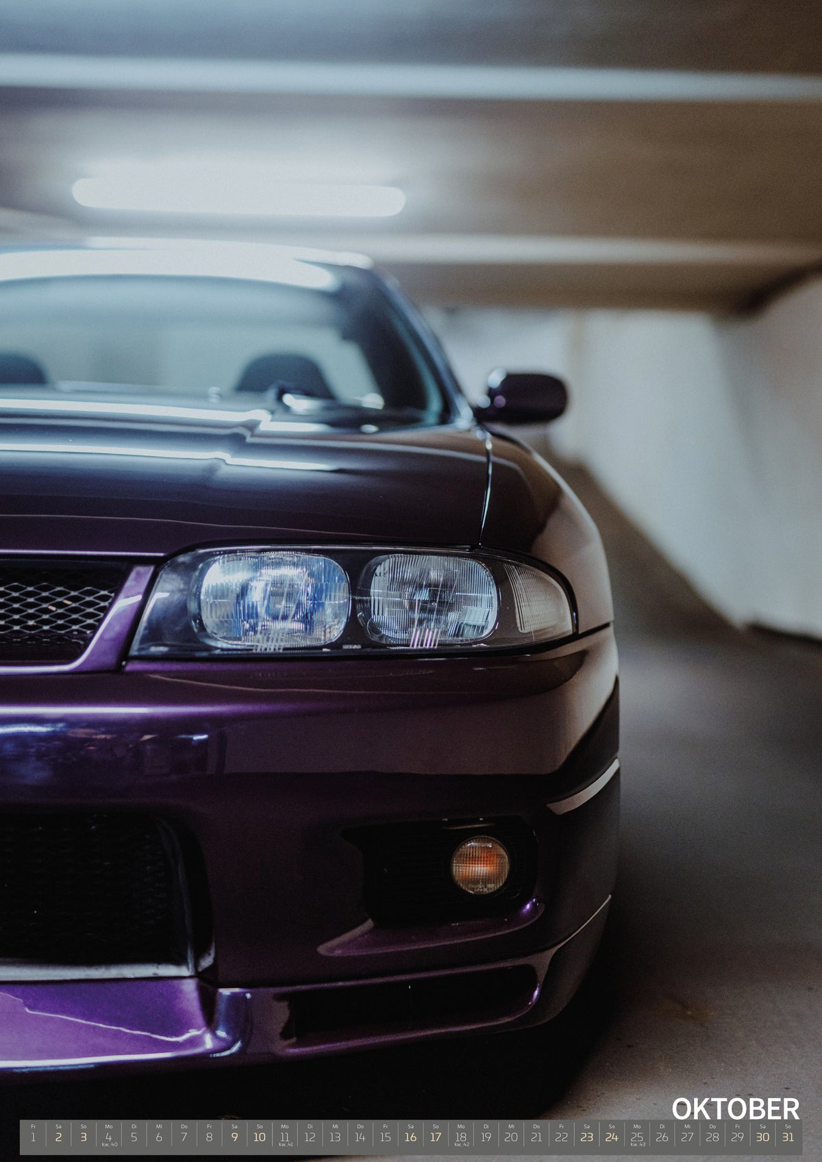 Midnight Purple I Kalender 2027 – Oktober: Die Front des Nissan Skyline R33 ist grafisch angeschnitten; ein Scheinwerfer, Grill und violette Frontpartie teilen das Bild