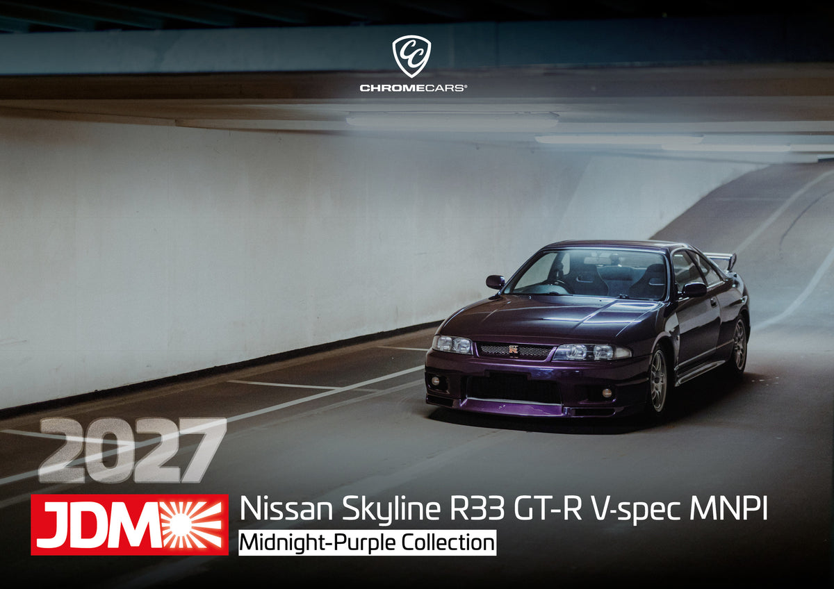 Midnight Purple I Kalender 2027 – Deckblatt: Der Nissan Skyline R33 ist schräg von vorn zwischen Betonstützen aufgenommen; violette Lackreflexe und kühles Deckenlicht bestimmen die Szene