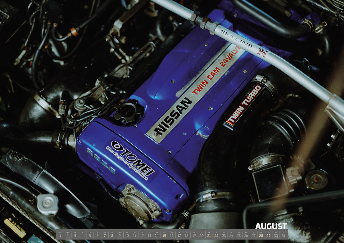 Midnight Purple I Kalender 2027 – August: Die offene Motorraumansicht des Nissan Skyline R33 zeigt eine violette Motorabdeckung, Domstrebe und dicht angeordnete Technik