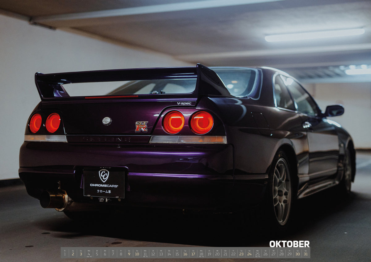 Midnight Purple I Kalender 2027 – Oktober: Der Nissan Skyline R33 steht schräg von hinten in einer Parkhauskurve; Rundlichter und Spoiler heben sich vom kühlen Beton ab