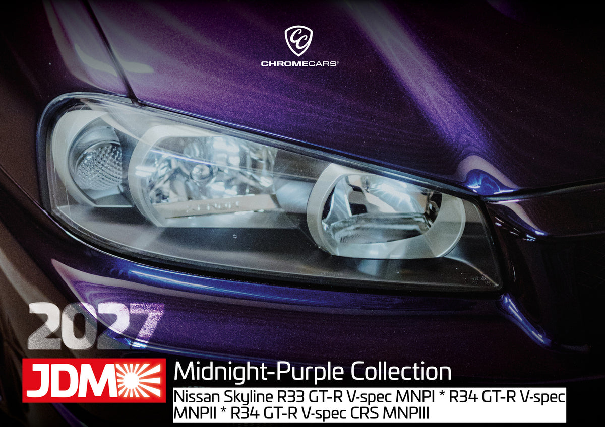 Midnight Purple Collection Kalender 2027 – Deckblatt: Nahaufnahme der dunkelvioletten Front eines Nissan Skyline R34, schräg von vorn fotografiert. Ein Scheinwerfer und Teile des Stoßfängers sind sichtbar; helle violette Reflexe…