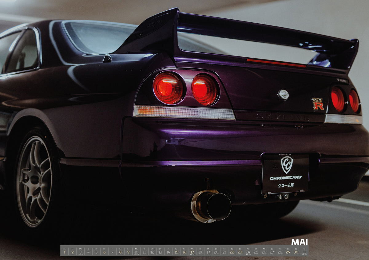 Midnight Purple Collection Kalender 2027 – Mai: Die niedrige Heckperspektive des Nissan Skyline R33 hebt Spoiler, Rundlichter, Felgen und das große Endrohr hervor