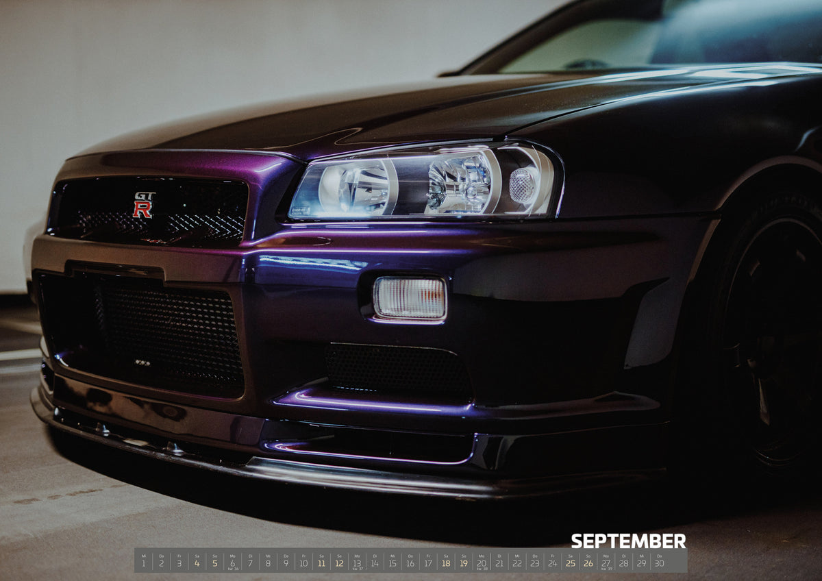 Midnight Purple Collection Kalender 2027 – September: Die tiefe Nahaufnahme des Nissan Skyline R34 konzentriert sich auf Scheinwerfer, Grill und violette Frontschürze