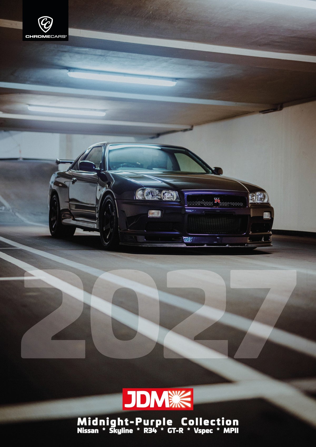 Cover des ChromeCars®-Kalenders 2027: Ein dunkelvioletter Nissan Skyline R34 GT-R in schräger Frontansicht unter hellen Deckenleuchten in einer Tiefgarage. Über den Fahrbahnlinien steht groß „2027“. Unten sind „JDM“ und „Midnight-Purple Collection“ zu lesen, oben links befindet sich das ChromeCars®-Logo.
