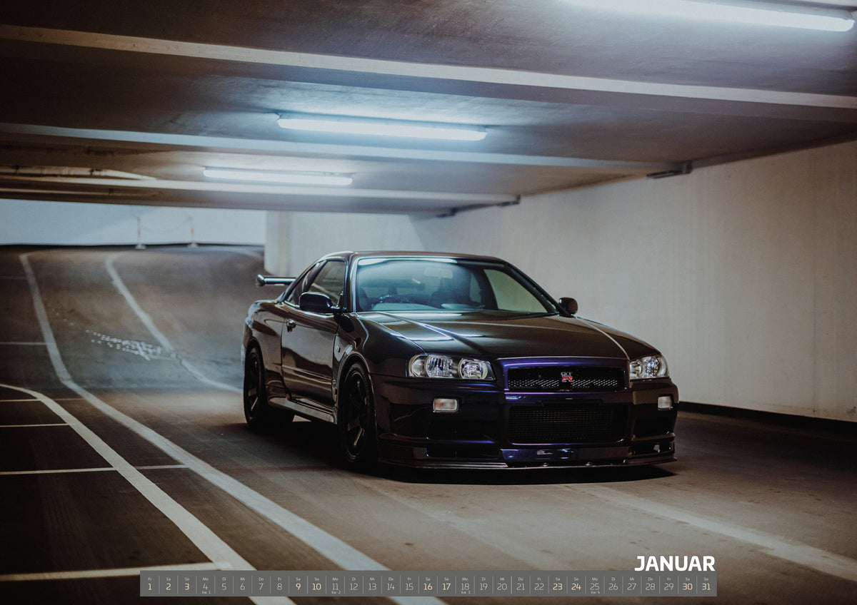 R34 Midnight Purple II Kalender 2027 – Januar: Der Nissan Skyline R34 steht tief und breit in der Kurve eines Parkhauses; Front, Seitenschweller und violette Akzente sind klar sichtbar