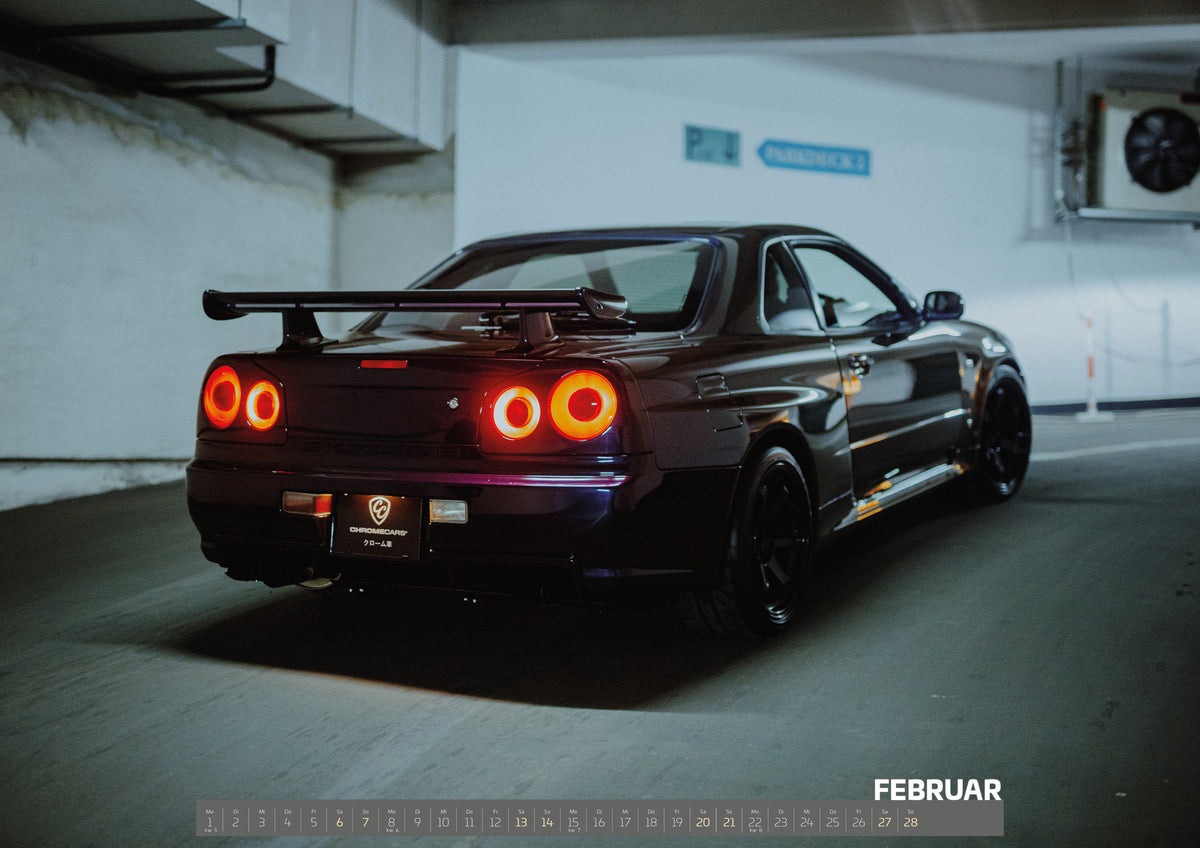 R34 Midnight Purple II Kalender 2027 – Februar: Der Nissan Skyline R34 steht schräg von hinten in einer Parkhauskurve; die roten Rundlichter setzen den stärksten Farbakzent