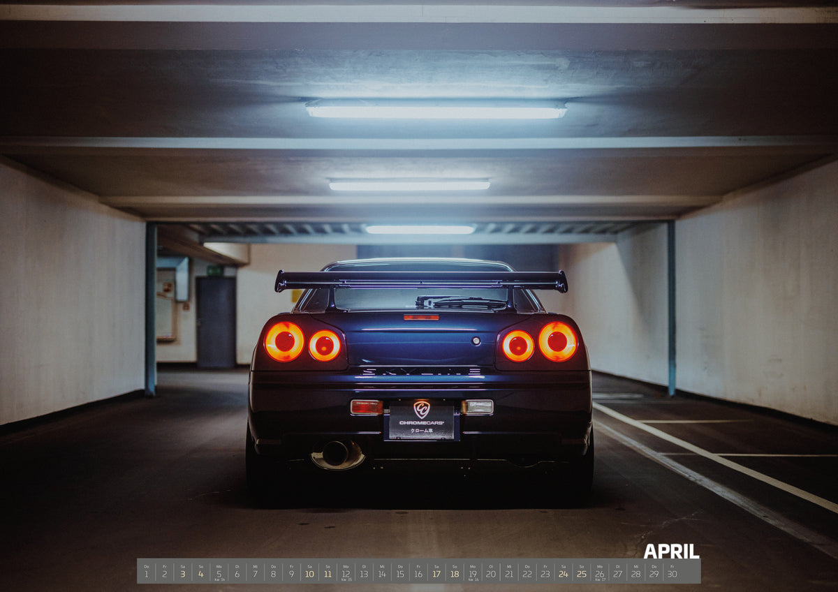 R34 Midnight Purple II Kalender 2027 – April: Der Nissan Skyline R34 ist exakt mittig von hinten aufgenommen; vier leuchtende Rundlichter und die geraden Parkhauslinien rahmen ihn ein