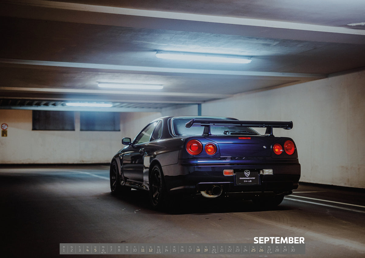 R34 Midnight Purple II Kalender 2027 – September: Der Nissan Skyline R34 steht schräg von hinten unter langen Deckenleuchten; Spoiler und rote Rundlichter führen die Perspektive