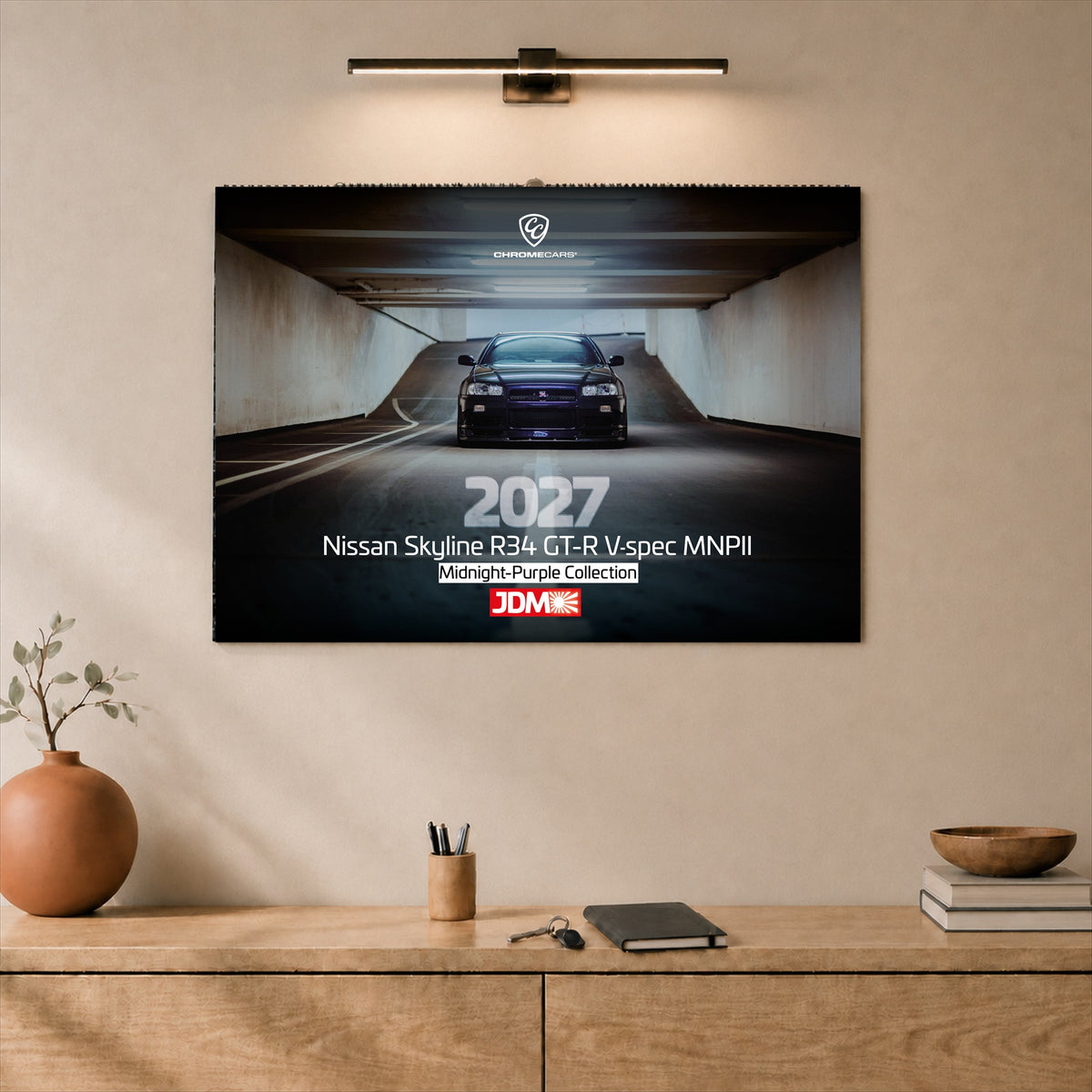 R34 Midnight Purple II – Kalender 2027 Querformat – Titelansicht im Raum