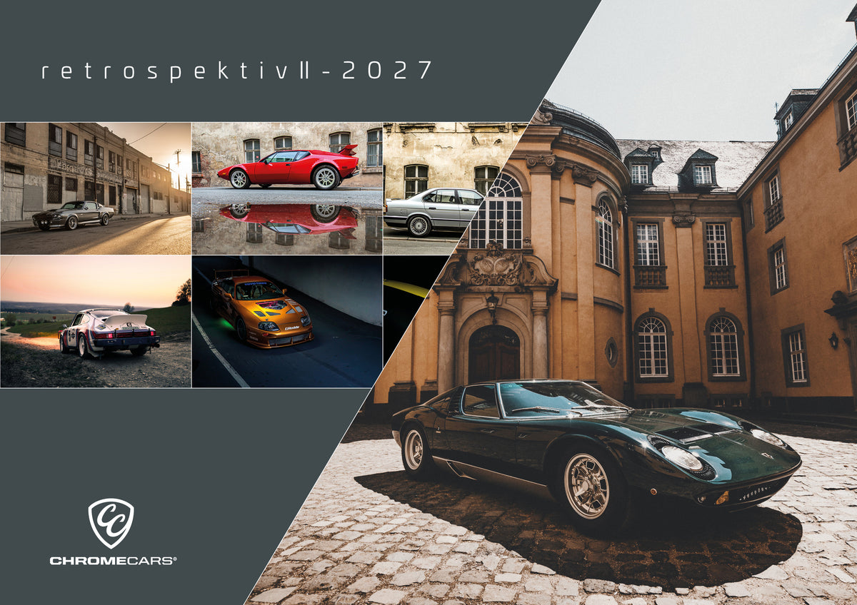ChromeCars Retrospektiv II Kalender 2027 – Deckblatt: Eine Bildkomposition vereint folgende Ansichten: Der Porsche 911 Safari steht von hinten auf einer Anhöhe im Abendrot; weiter Himmel und orangefarbene Horizontlinie öffnen das Bild…
