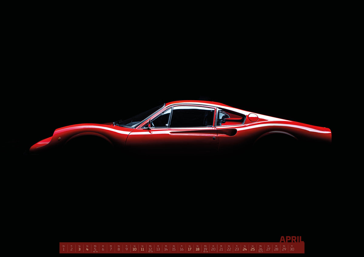 ChromeCars Retrospektiv II Kalender 2027 – April: Die rote Silhouette eines Ferrari Dino zieht sich als leuchtende Kontur über tiefschwarzen Hintergrund; nur die charakteristische Seitenlinie bleibt sichtbar