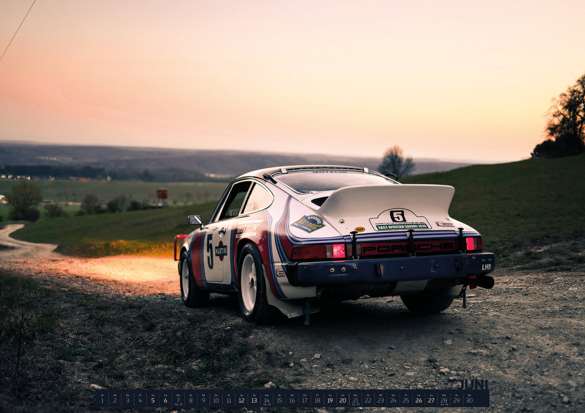 ChromeCars Retrospektiv II Kalender 2027 – Juni: Der Porsche 911 Safari steht von hinten auf einer Anhöhe im Abendrot; weiter Himmel und orangefarbene Horizontlinie öffnen das Bild