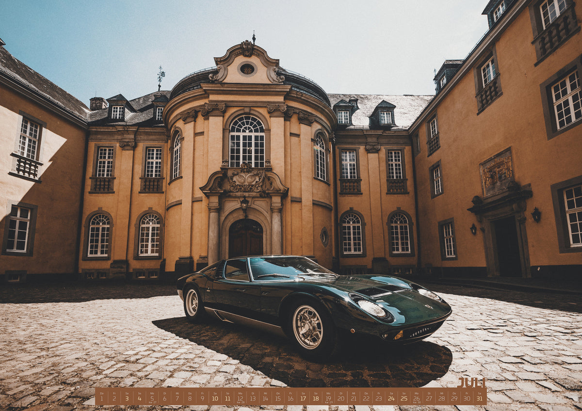 ChromeCars Retrospektiv II Kalender 2027 – Juli: Der dunkle Lamborghini Miura steht schräg in einem historischen Innenhof; warme Fassaden und Kopfsteinpflaster bilden einen eleganten Rahmen