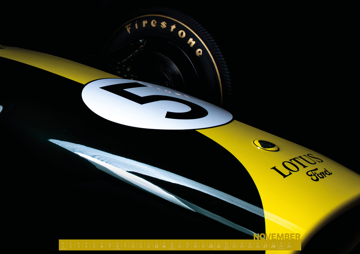 ChromeCars Retrospektiv II Kalender 2027 – November: Eine enge, fast abstrakte Detailaufnahme zeigt grün-gelbe Lotus-49-Lackierung, weiße Startnummer und Reifenflanke vor schwarzem Hintergrund