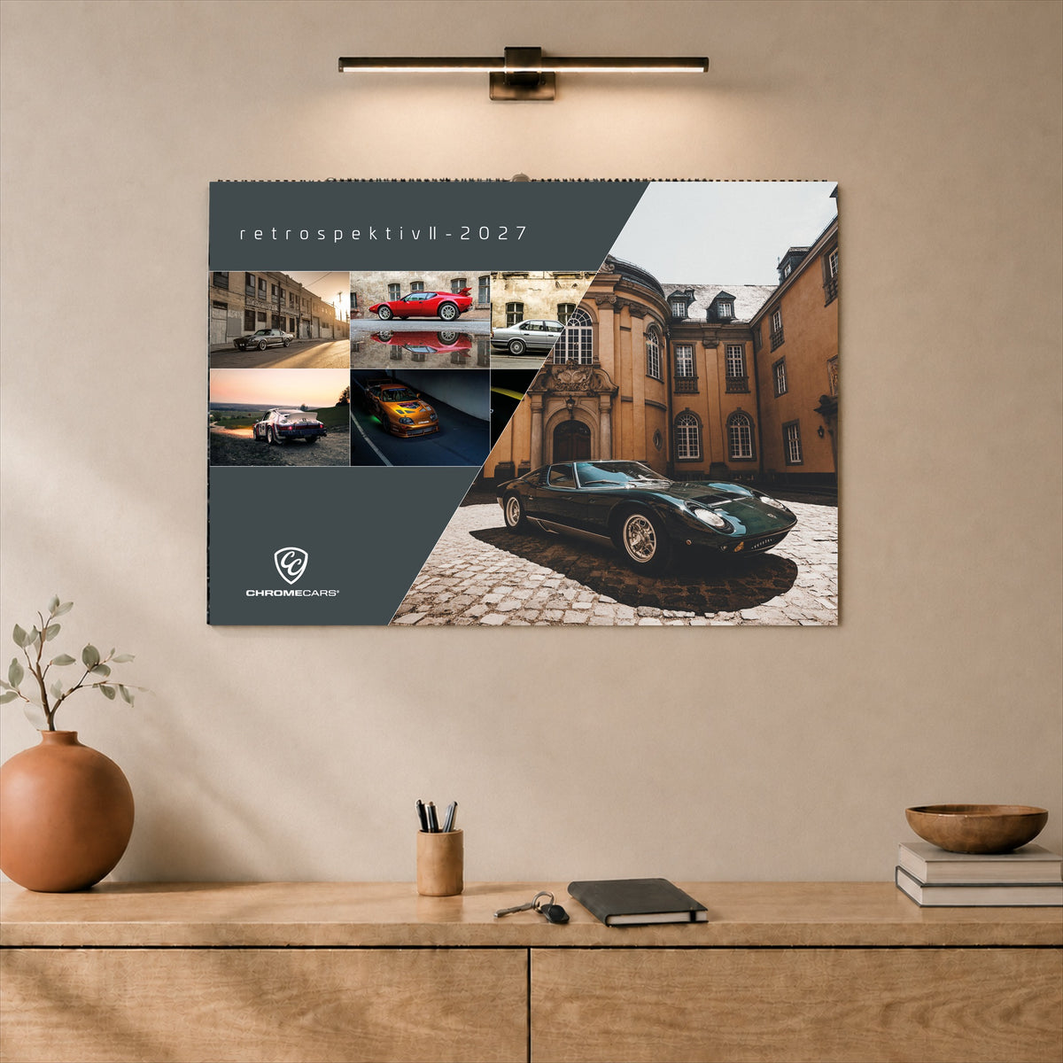 ChromeCars Retrospektiv II – Kalender 2027 Querformat – Titelansicht im Raum