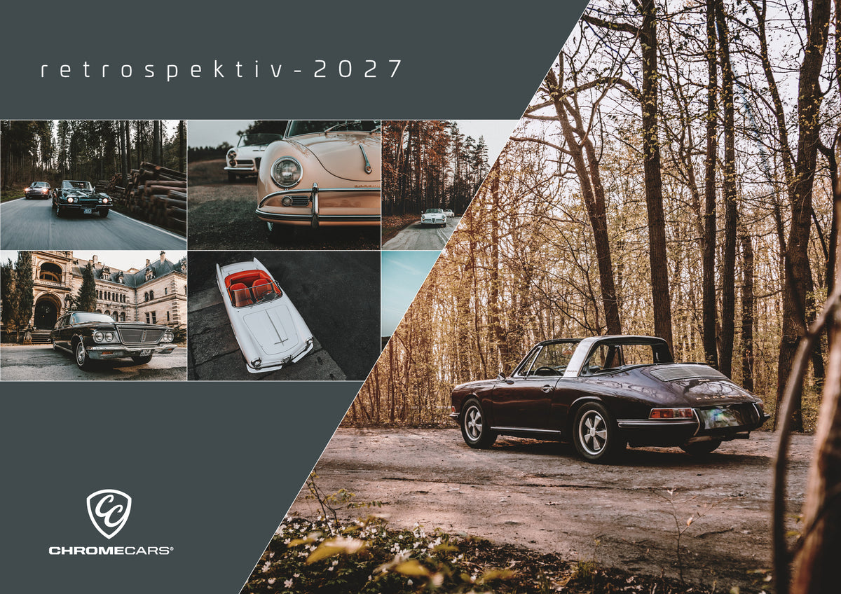 ChromeCars Retrospektiv Kalender 2027 – Deckblatt: Eine Bildkomposition vereint folgende Ansichten: Eine grüne Corvette C2 und ein Porsche 911 S Softwindow fahren hintereinander durch einen Wald; Bewegungsunschärfe vermittelt Tempo…