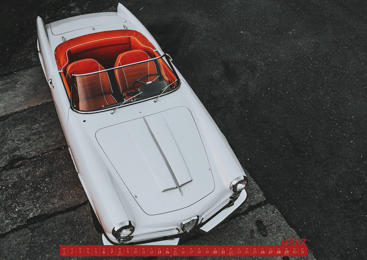 ChromeCars Retrospektiv Kalender 2027 – März: Heller Alfa Romeo 2000 Touring Spider in steiler Aufsicht, diagonal auf dunklem Asphalt; sichtbar sind das offene rot-orange Cockpit, Lenkrad, Windschutzscheibe, lange Motorhaube…