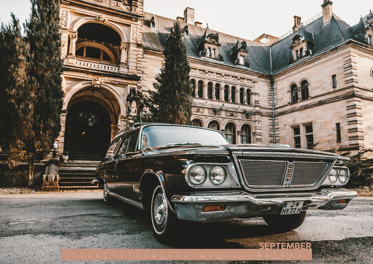 ChromeCars Retrospektiv Kalender 2027 – September: Dunkler Chrysler New Yorker Town & Country in niedriger Front-Dreiviertelansicht vor einem großen historischen Steingebäude mit Rundbögen; warmes Tageslicht spiegelt sich in…