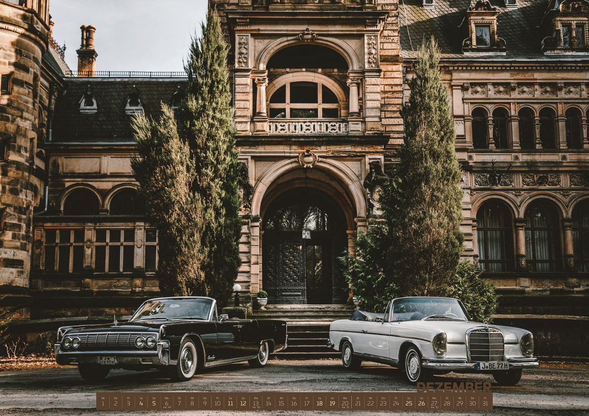 ChromeCars Retrospektiv Kalender 2027 – Dezember: Dunkler 1964 Lincoln Continental links und heller 1965 Mercedes 300 SE W112 rechts, beide als offene Cabriolets in schräger Frontansicht vor einer ornamentierten historischen…