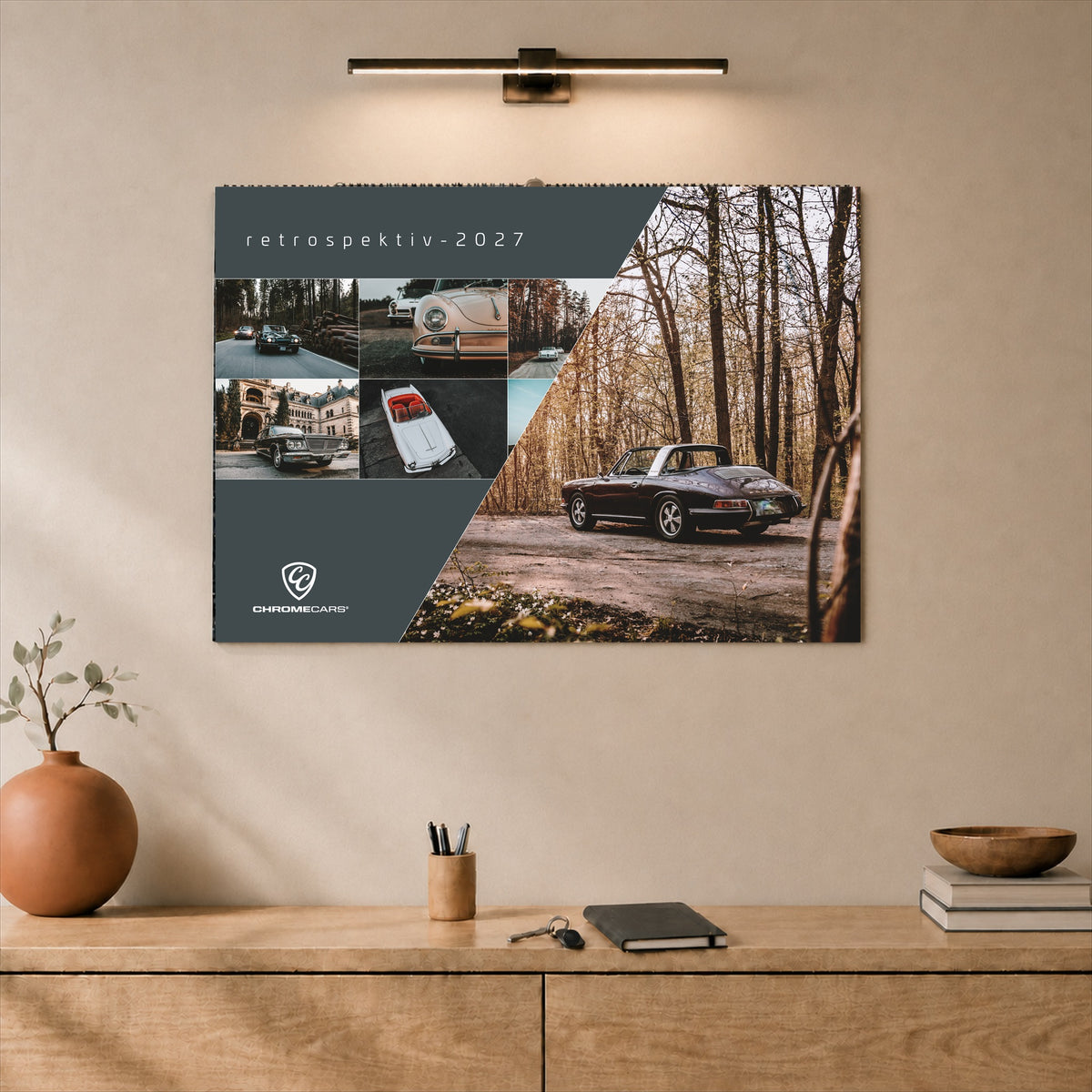 ChromeCars Retrospektiv – Kalender 2027 Querformat – Titelansicht im Raum
