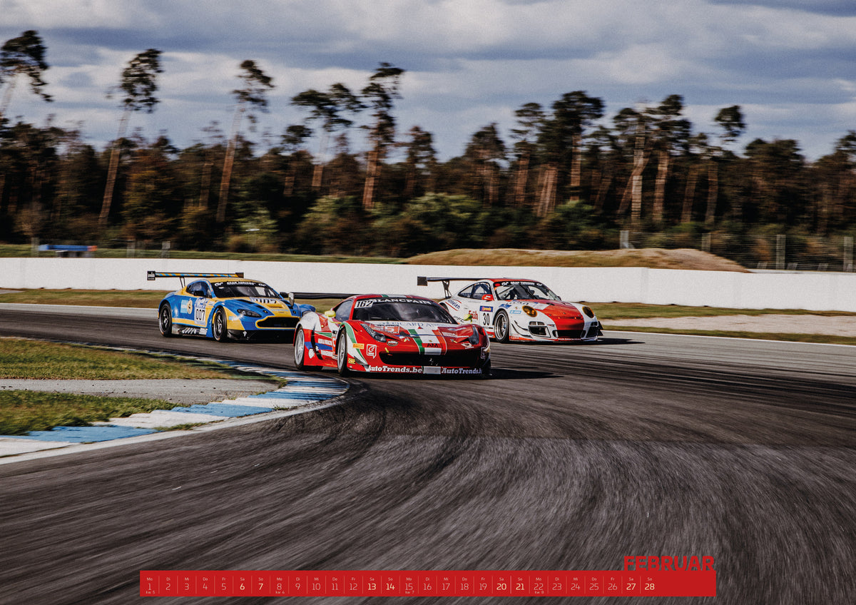 Trackday Kalender 2027 – Februar: Aston Martin, Porsche und Ferrari GT3 fahren dicht gestaffelt durch eine Kurve; die Mehrwagen-Szene zeigt echtes Renngeschehen