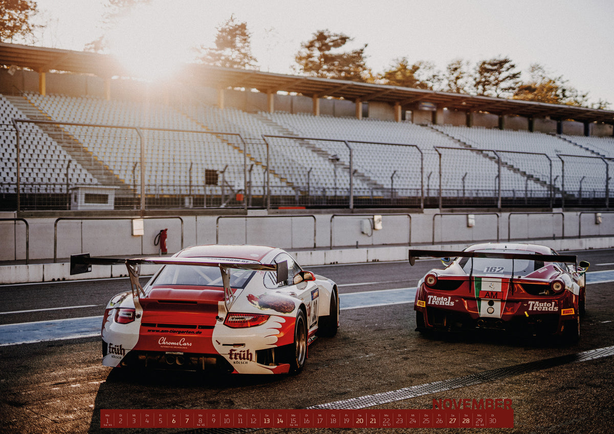 Trackday Kalender 2027 – November: Porsche und Ferrari GT3 stehen oder rollen von hinten an der Rennstrecke im tiefen Gegenlicht; Heckflügel und Sonne prägen die Silhouetten