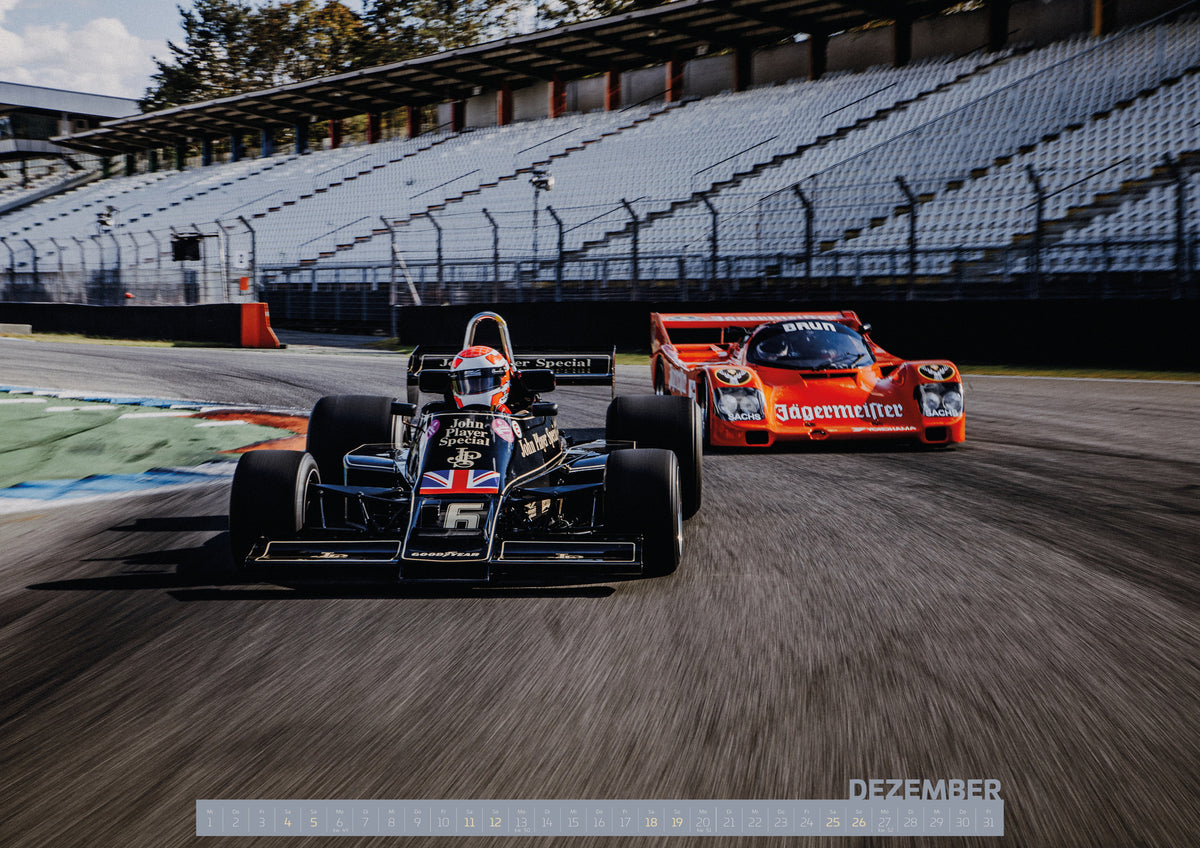 Trackday Kalender 2027 – Dezember: Lotus 77 und der Porsche 962 Brun/Jägermeister fahren nebeneinander beziehungsweise versetzt über die Strecke; orange und schwarz setzen klare Rennfarben