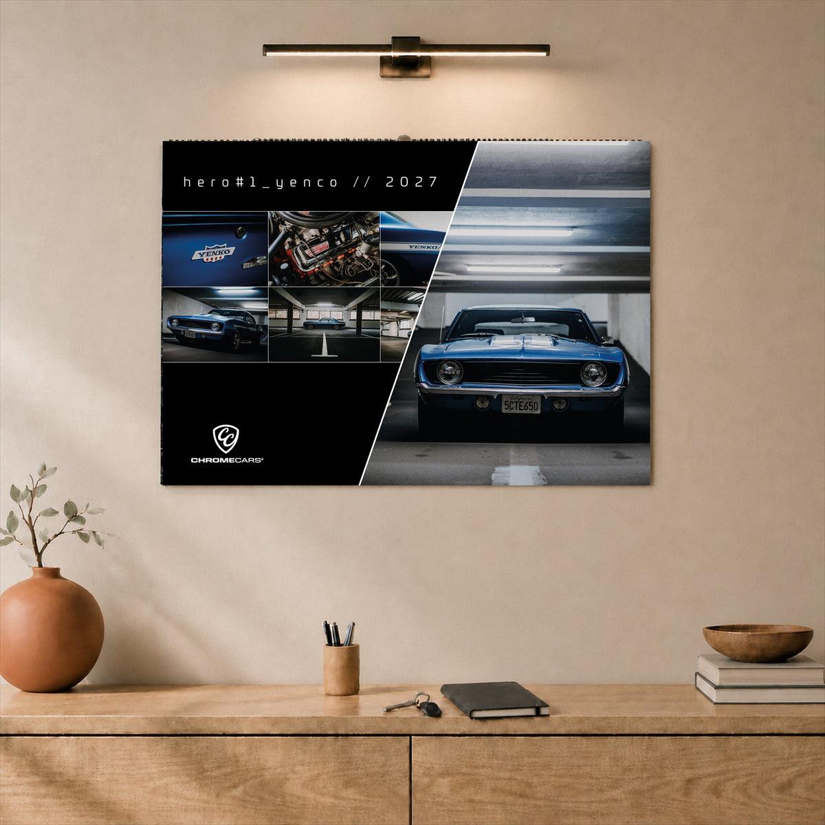 Yenko Camaro – Kalender 2027 Querformat – Titelansicht im Raum