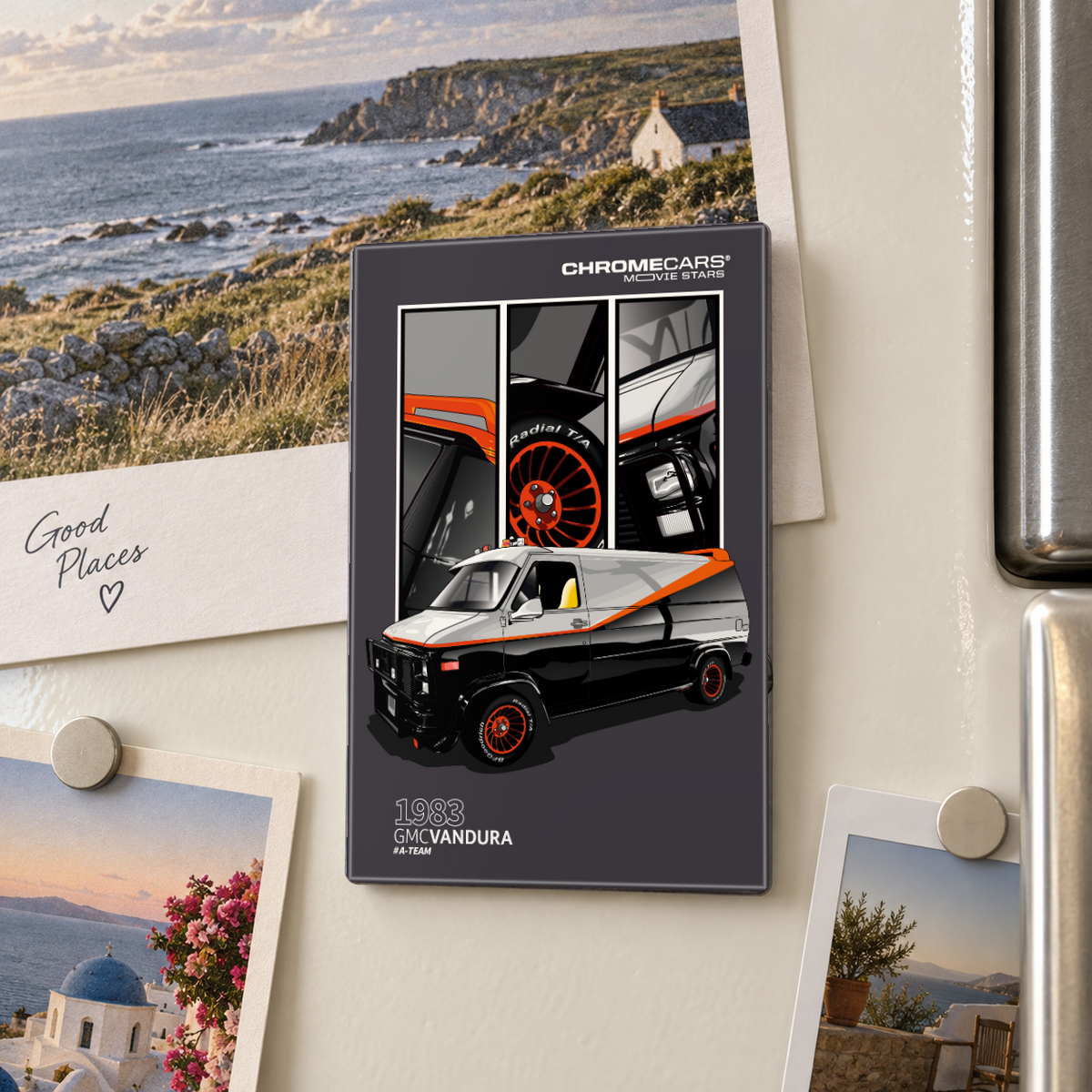 Illustrative Mockup-Szene in Nahansicht: Hochformatiger ChromeCars-Motivmagnet an einer cremefarbenen Kühlschranktür zwischen Reisefotos, rechts der Türgriff. Das dunkle Motiv zeigt den schwarz-grauen GMC Vandura („A-Team“ Van) mit orangefarbenem Seitenstreifen und Felgen sowie drei Fahrzeugdetail-Ausschnitten.