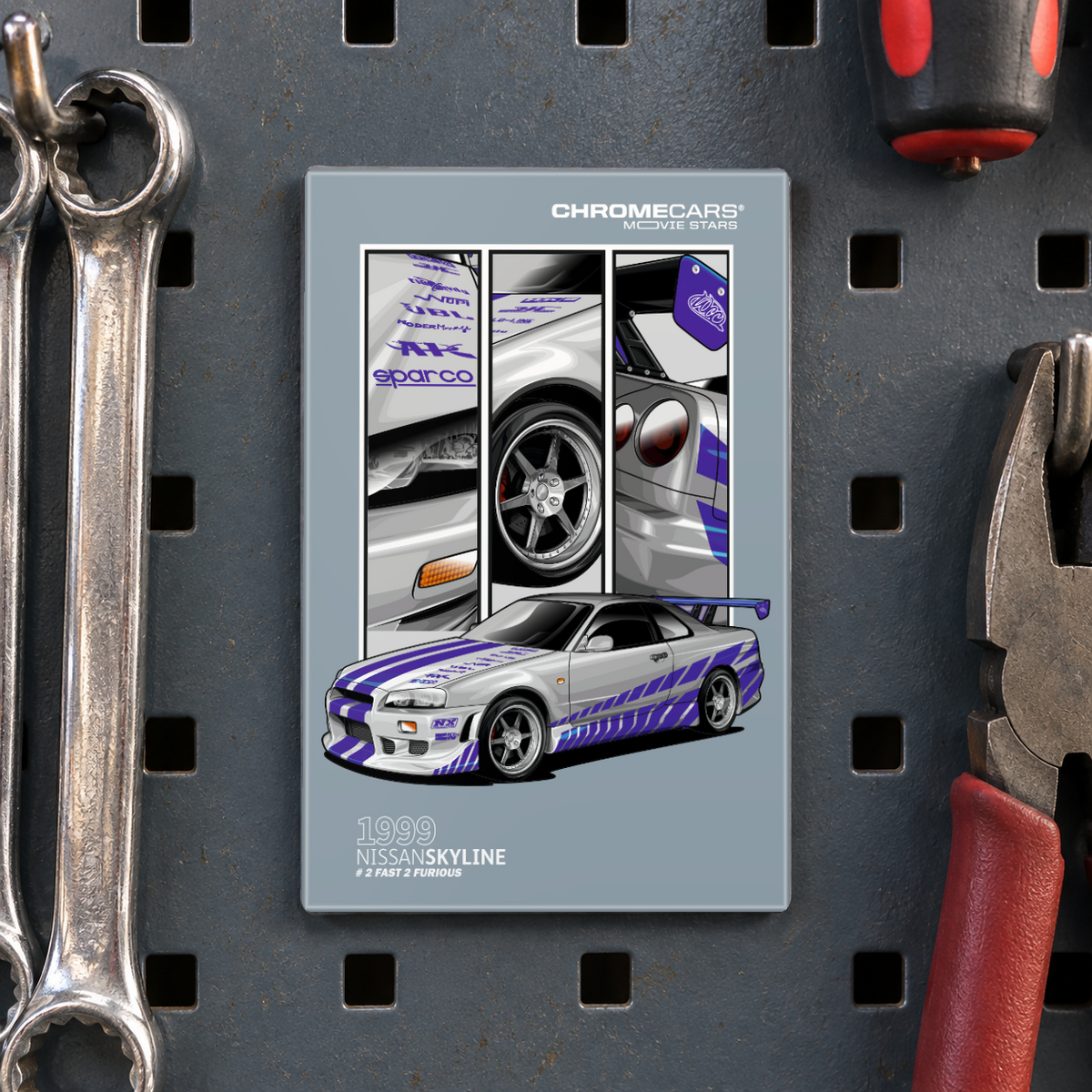 Illustrative Mockup-Nahaufnahme eines ChromeCars-Motivmagneten an einer dunkelgrauen Loch-Werkzeugwand, neben Schraubenschlüsseln, Zange und Schraubendreher. Auf dem graublauen Magneten ist ein silberner Nissan Skyline GT-R R34 mit violetten Streifen und Heckspoiler abgebildet; darüber stehen drei Detailansichten von Front, Felge und Heck.