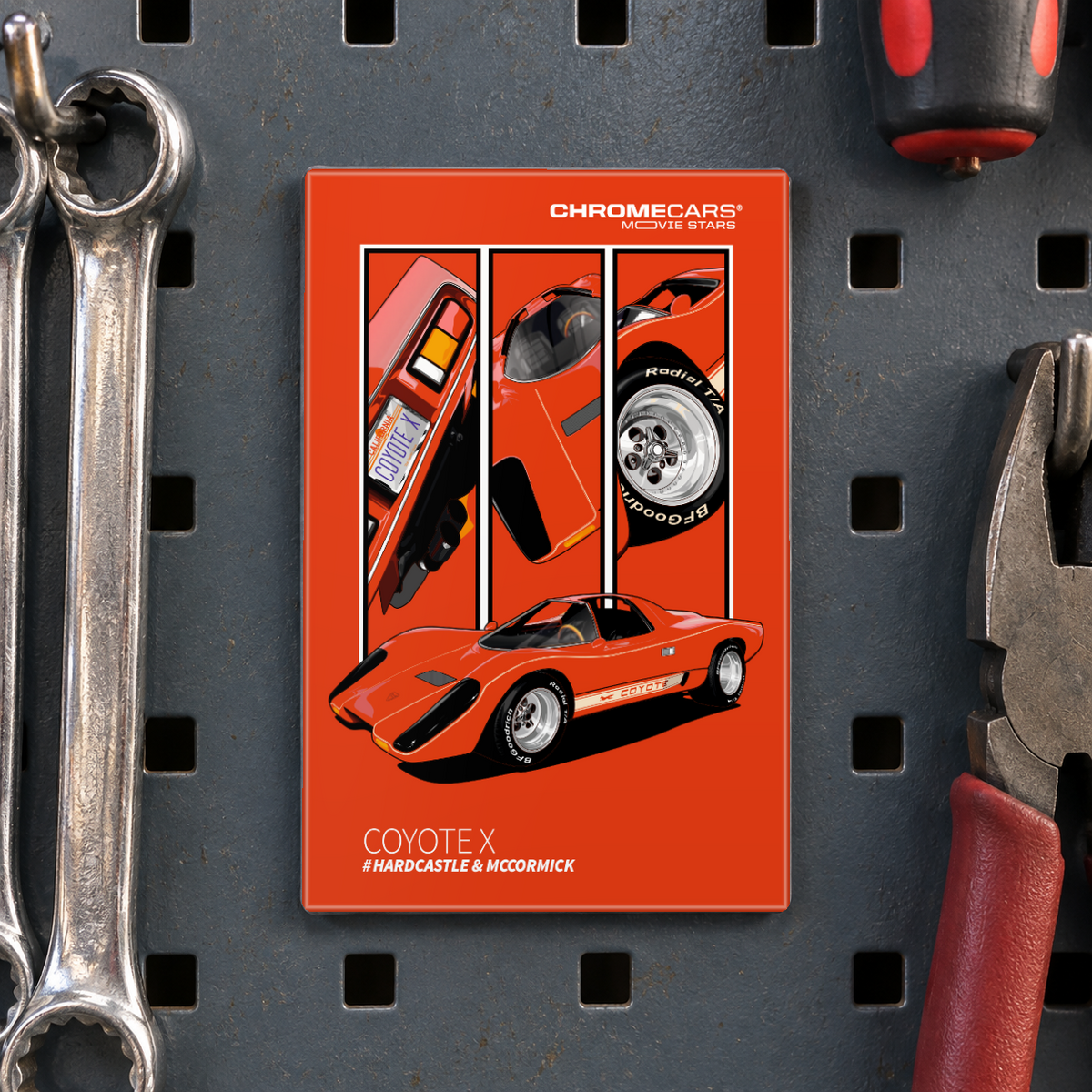Illustrative Mockup-Nahansicht an einer dunkelgrauen, gelochten Werkzeugwand: Der rote ChromeCars-Motivmagnet zeigt eine Illustration des „Coyote X“ mit drei Fahrzeugdetails darüber. Links hängen Ringschlüssel, rechts sind eine Zange und oben ein Schraubendrehergriff zu sehen.