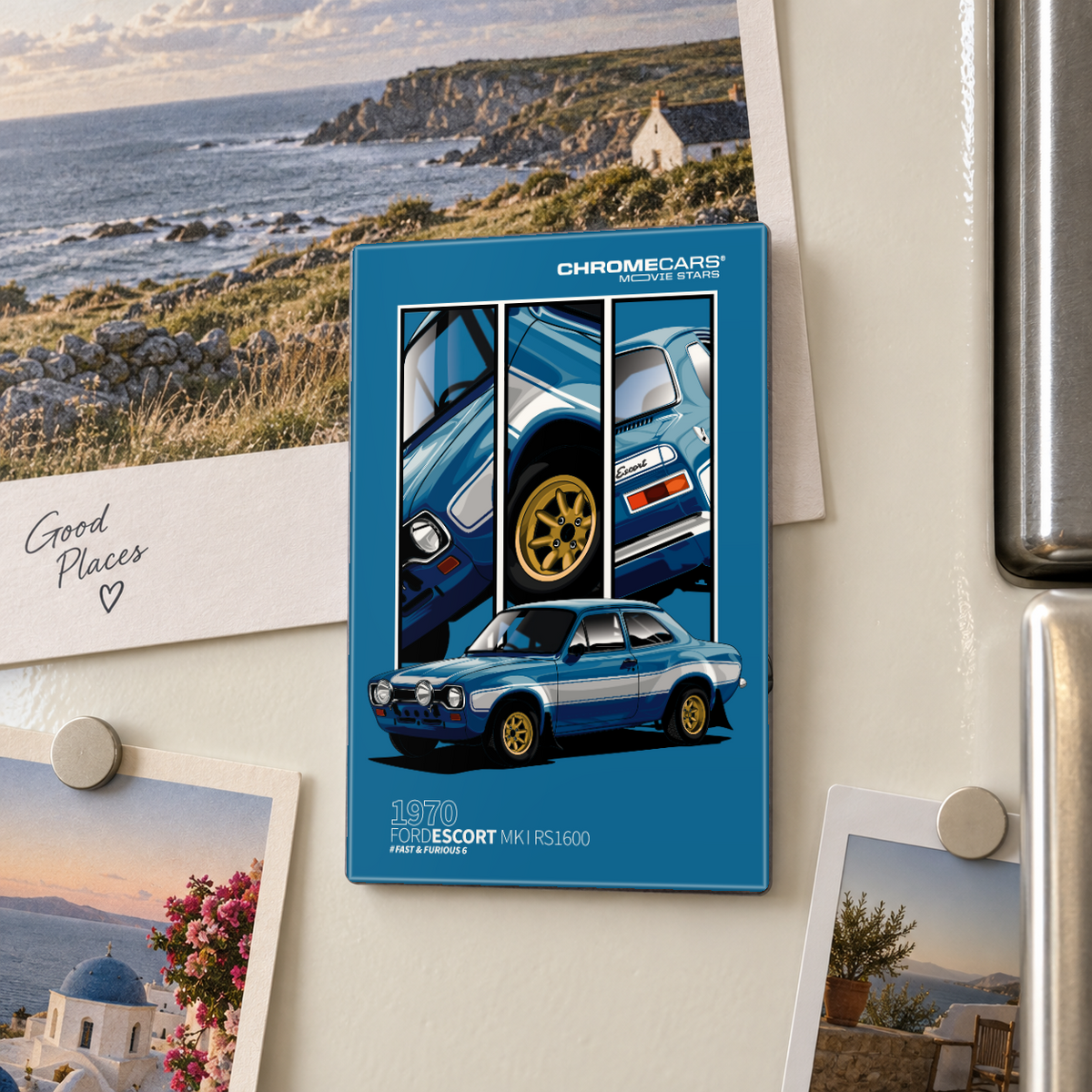 Illustrative Mockup-Nahaufnahme: Hochkantiger ChromeCars-Motivmagnet am cremefarbenen Kühlschrank zwischen Reisefotos, rechts der Kühlschrankgriff. Das blaue Motiv zeigt einen Ford Escort RS1600 mit weißen Seitenstreifen und goldfarbenen Felgen vor drei senkrechten Ausschnitten mit Fahrzeugdetails.
