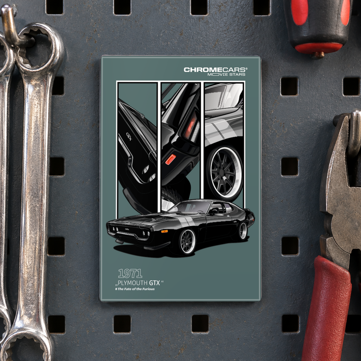 Illustrative Mockup-Nahaufnahme eines ChromeCars-Motivmagneten an einer dunkelgrauen Werkzeugwand mit quadratischen Löchern. Auf graugrünem Grund sind ein schwarzer Plymouth GTX mit hellen Streifen und drei senkrechte Fahrzeugdetailfelder abgebildet. Links hängen Ringschlüssel, rechts eine Zange und oben ein Schraubendreher.