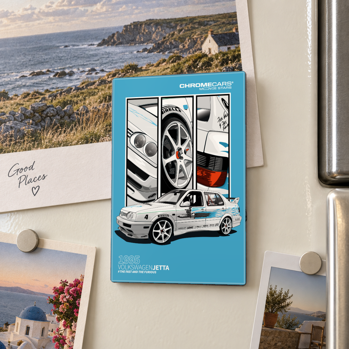 Illustrative Mockup-Nahaufnahme: Ein türkisfarbener, rechteckiger Motivmagnet am cremefarbenen Kühlschrank zeigt einen weißen Volkswagen Jetta mit blauen Dekorstreifen sowie Detailfelder von Scheinwerfern, Rad und Rücklicht. Rundherum hängen Reisefotos mit runden Magneten; rechts ist der Kühlschrankgriff sichtbar.