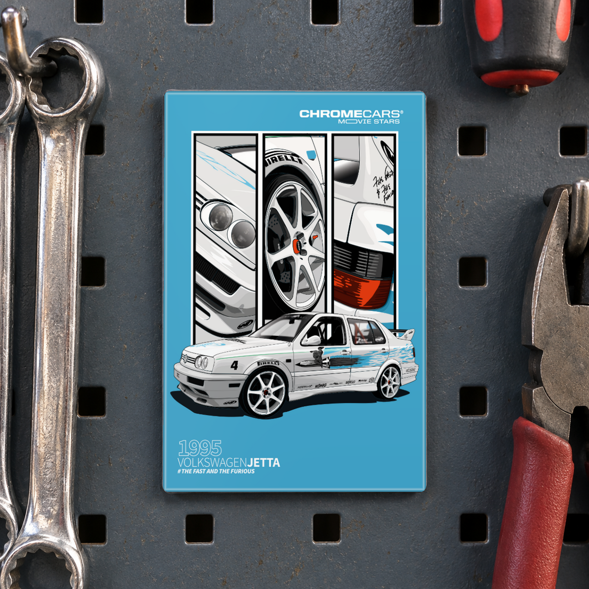 Illustrative Mockup-Nahaufnahme an einer dunkelgrauen Werkzeug-Lochwand: Ein türkisfarbener Motivmagnet zeigt einen weißen Volkswagen Jetta mit blauen Dekorstreifen und drei Detailfeldern zu Front, Rad und Rücklicht. Links hängen Schraubenschlüssel, rechts eine Zange mit rotem Griff und oben ein Schraubendreher.
