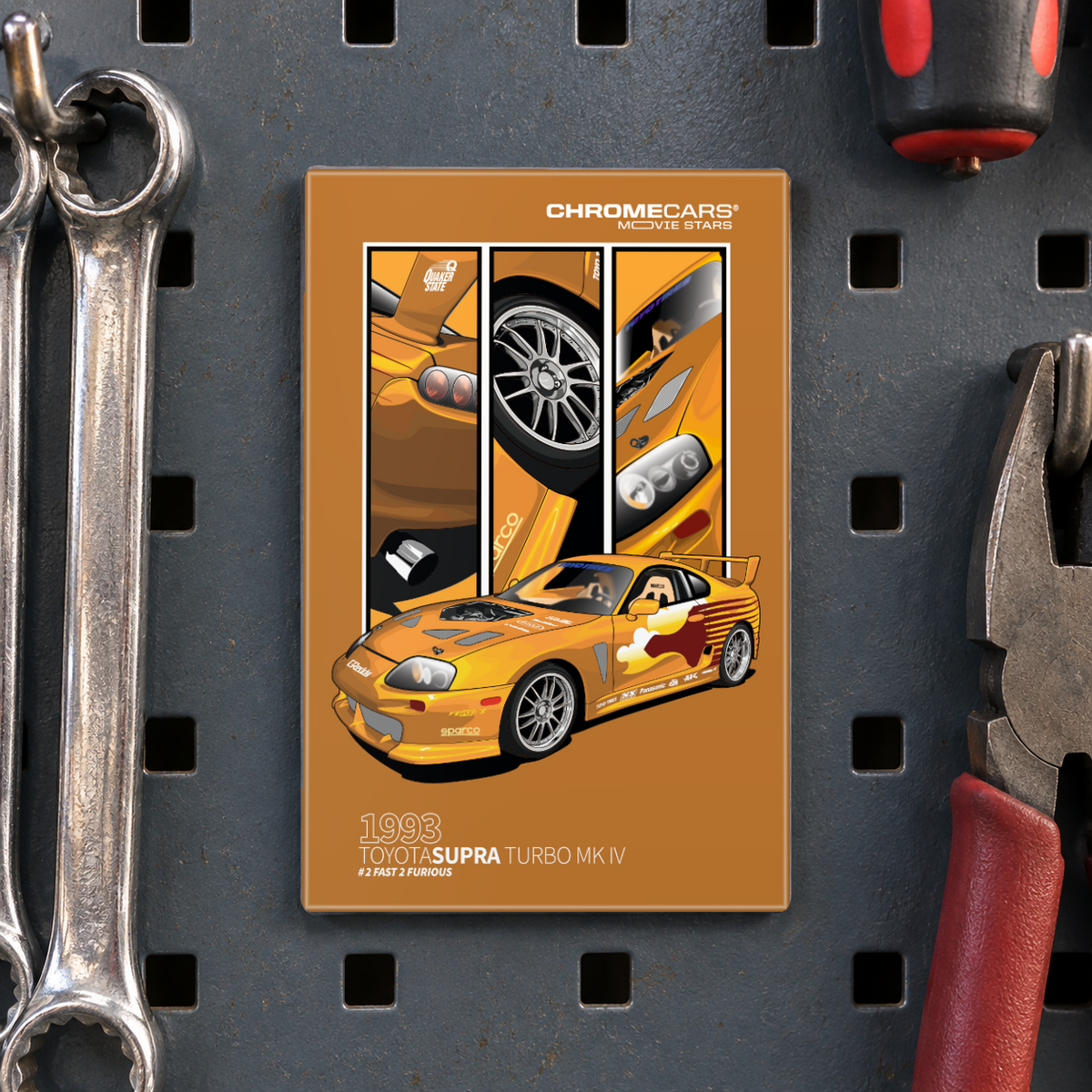 Illustrative Mockup-Nahansicht eines hochformatigen ChromeCars-Motivmagneten an einer dunkelgrauen, gelochten Werkzeugwand zwischen Schraubenschlüsseln und einer Zange. Das ockerfarbene Motiv zeigt einen orangegelben Toyota Supra mit Heckspoiler vor drei Detailansichten von Heck, Felge und Front.