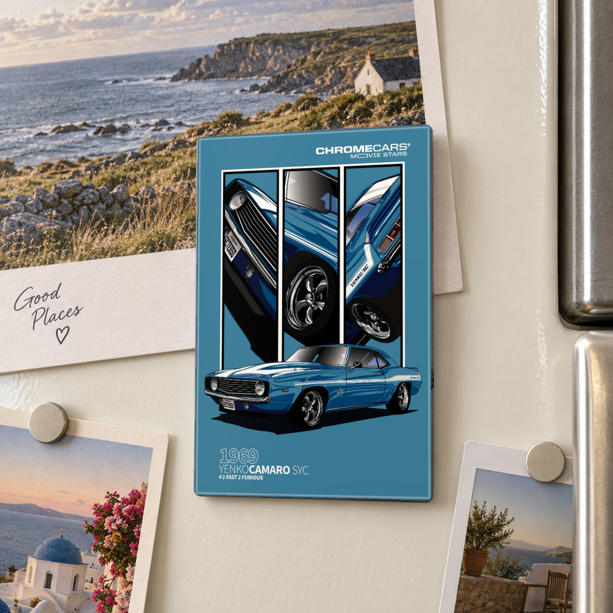 Illustrative Mockup-Nahaufnahme: Hochformatiger ChromeCars-Motivmagnet an einer cremefarbenen Kühlschranktür. Das blaue Motiv zeigt einen Chevrolet Camaro Yenko mit weißen Streifen und drei Fahrzeugdetailfeldern. Rundherum sind Reisepostkarten, runde Magnete und rechts ein silberner Kühlschrankgriff zu sehen.