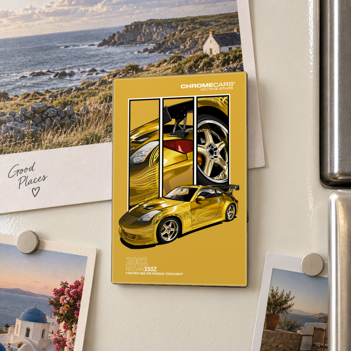 Illustrative Mockup-Nahaufnahme eines hochformatigen ChromeCars-Motivmagneten an einer hellen Kühlschranktür. Das goldgelbe Motiv zeigt einen Nissan 350Z mit schwarzem Heckspoiler vor drei senkrechten Fahrzeugdetail-Ausschnitten. Ringsum hängen Reisefotos mit runden Magneten; rechts ist der Türgriff sichtbar.