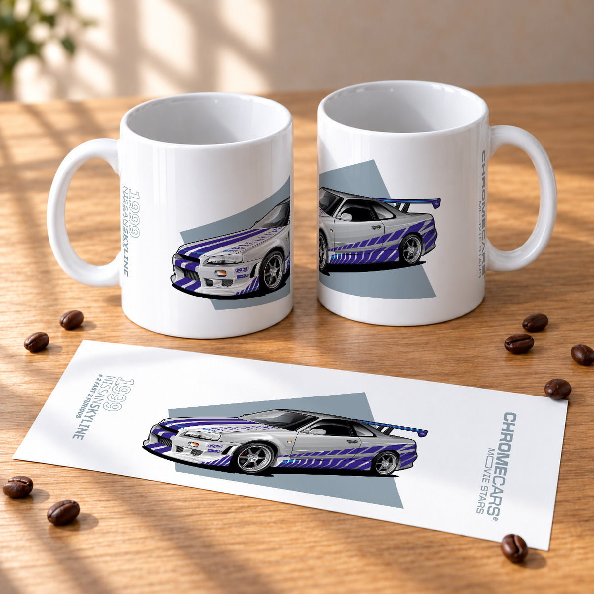 Zwei weiße Tassen mit silber-blauviolettem Nissan-Skyline-R34-Motiv; davor liegt ein Blatt mit der vollständigen Gestaltung.