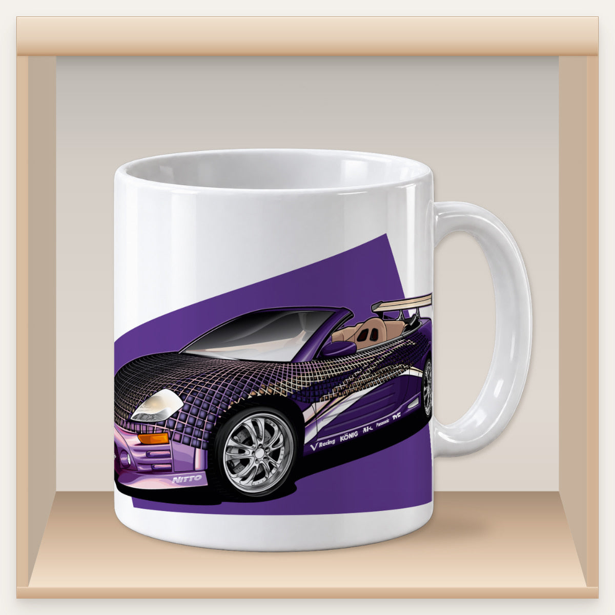 Weiße Tasse mit violettem Mitsubishi-Eclipse-Motiv in einem Holzfach des Tassenregals.