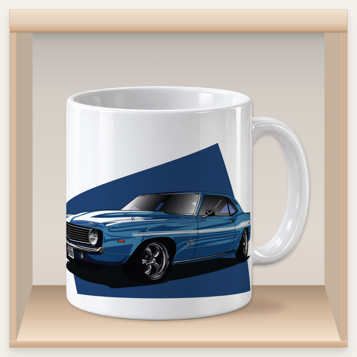 Weiße Tasse mit blauem Yenko-Camaro-Motiv in einem Holzfach des Tassenregals.