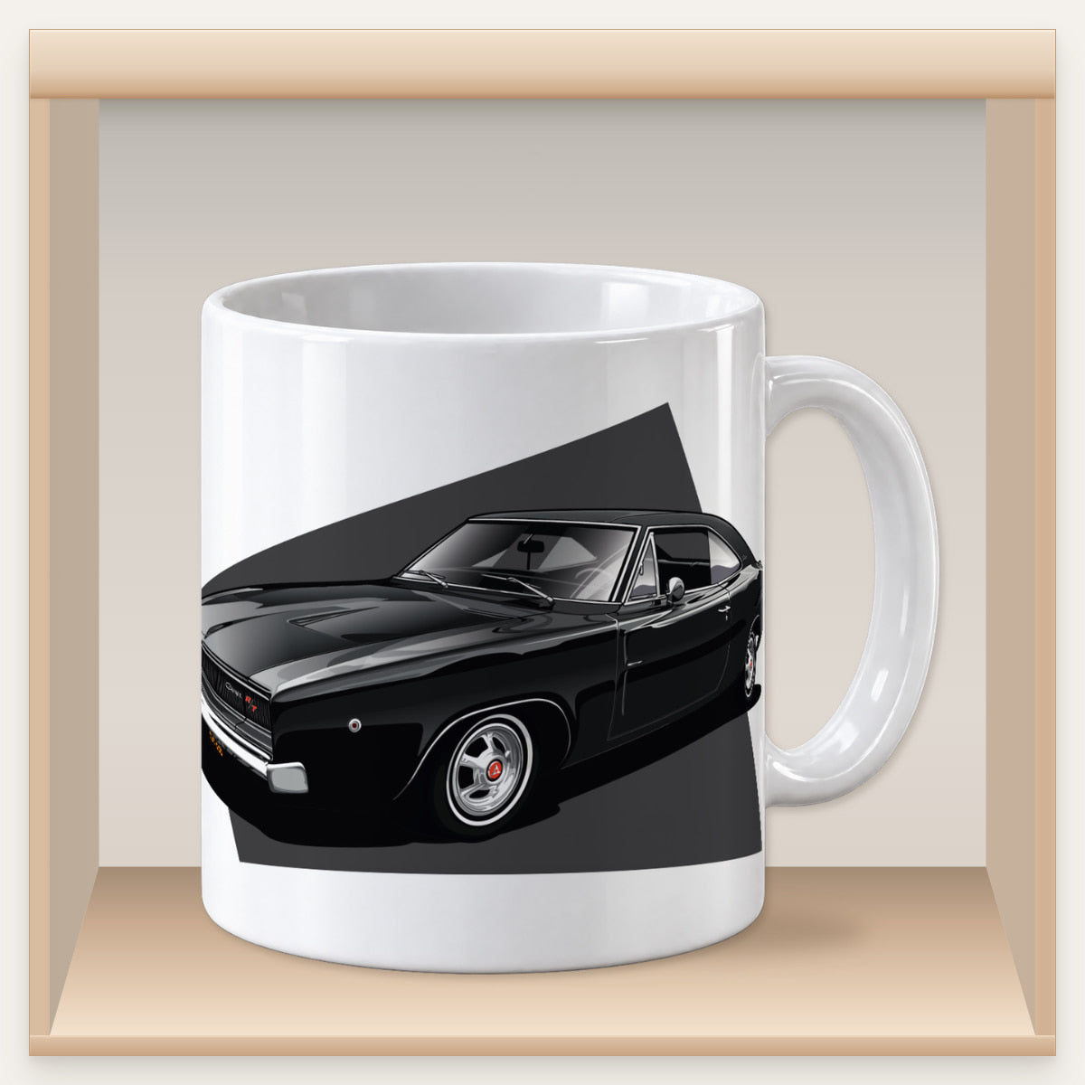 Weiße Tasse mit schwarzem Bullitt-Charger-Motiv in einem Holzfach des Tassenregals.
