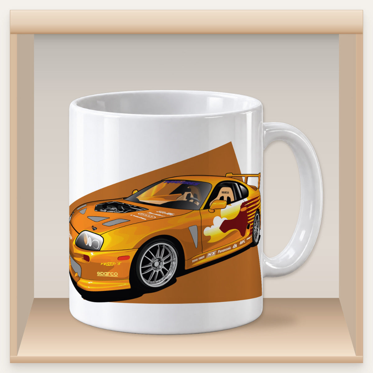 Weiße Tasse mit orange-gelbem Supra-Motiv in einem Holzfach des Tassenregals.