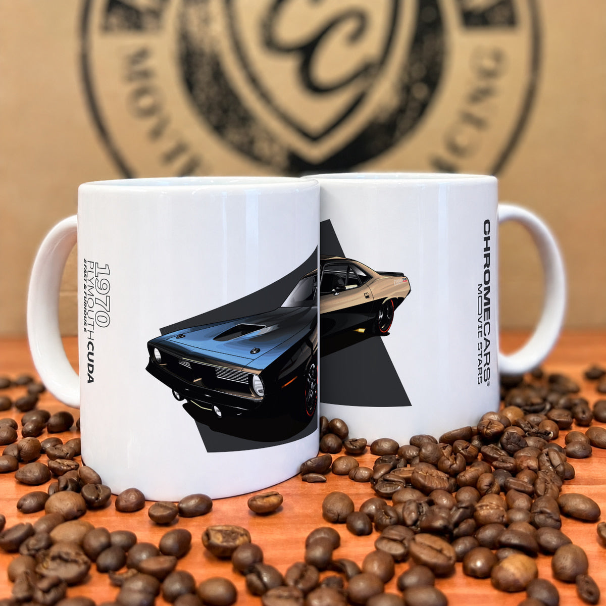 Zwei weiße Tassen mit Hemi-Cuda-Druck zwischen Kaffeebohnen.