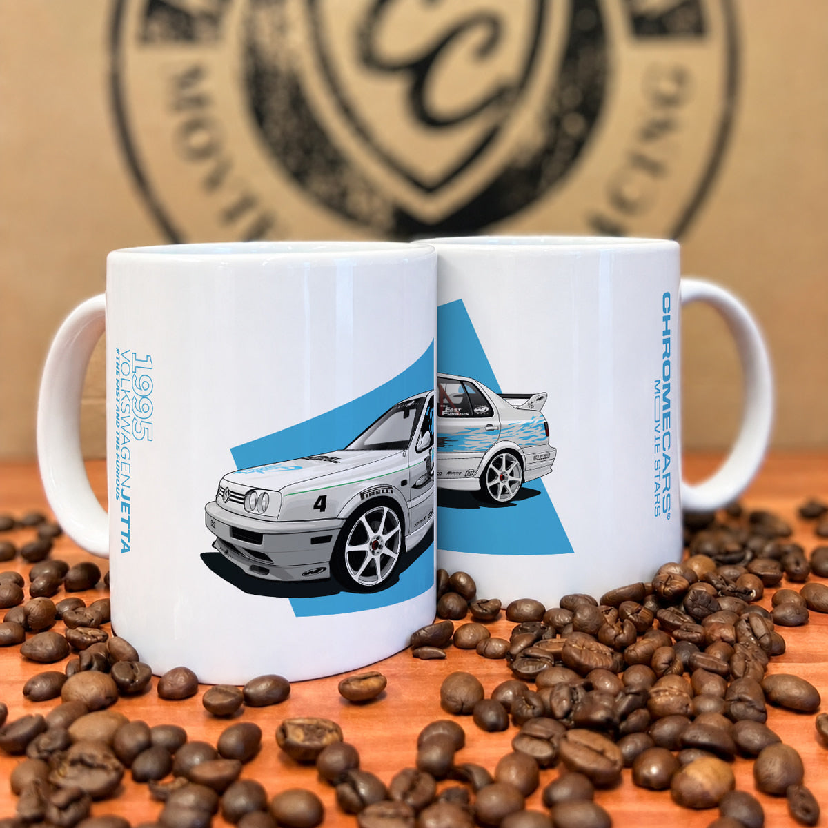 Zwei weiße Tassen mit Jetta-Druck zwischen Kaffeebohnen.