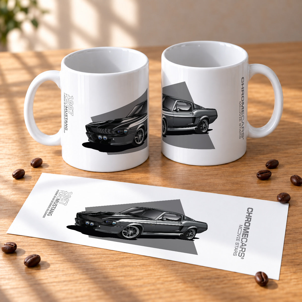 Zwei weiße Tassen mit Eleanor-Mustang-Druck; davor liegt ein Blatt mit der vollständigen Gestaltung.