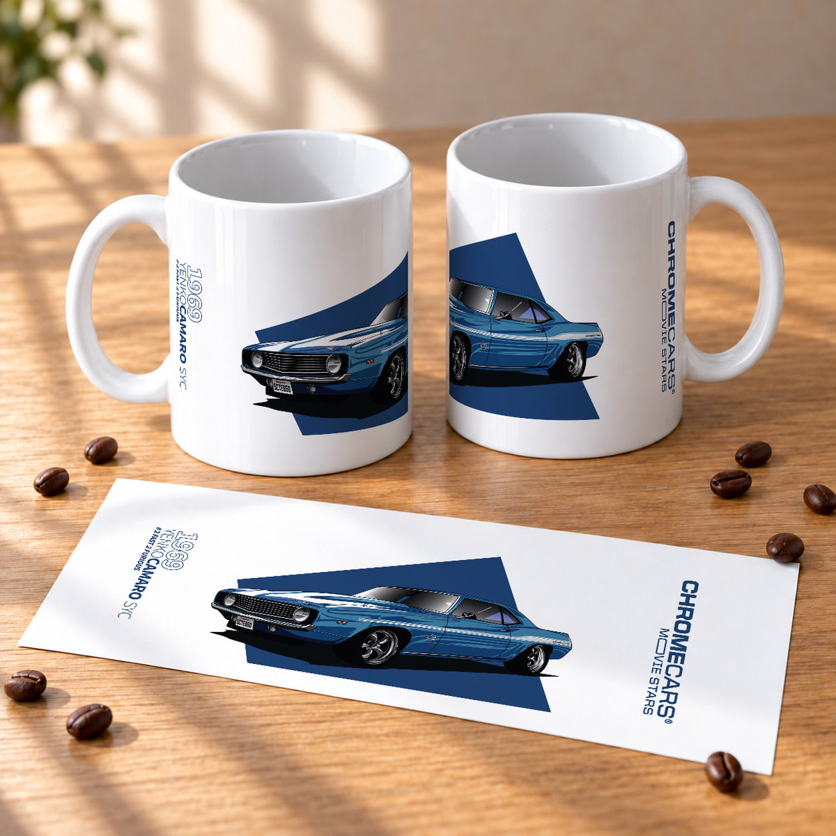 Zwei weiße Tassen mit Yenko-Camaro-Druck; davor liegt ein Blatt mit der vollständigen Gestaltung.