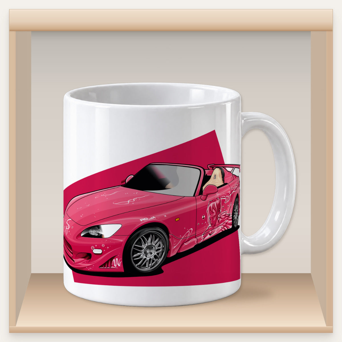 Weiße Tasse mit pinkfarbenem Honda-S2000-Motiv in einem Holzfach des Tassenregals.